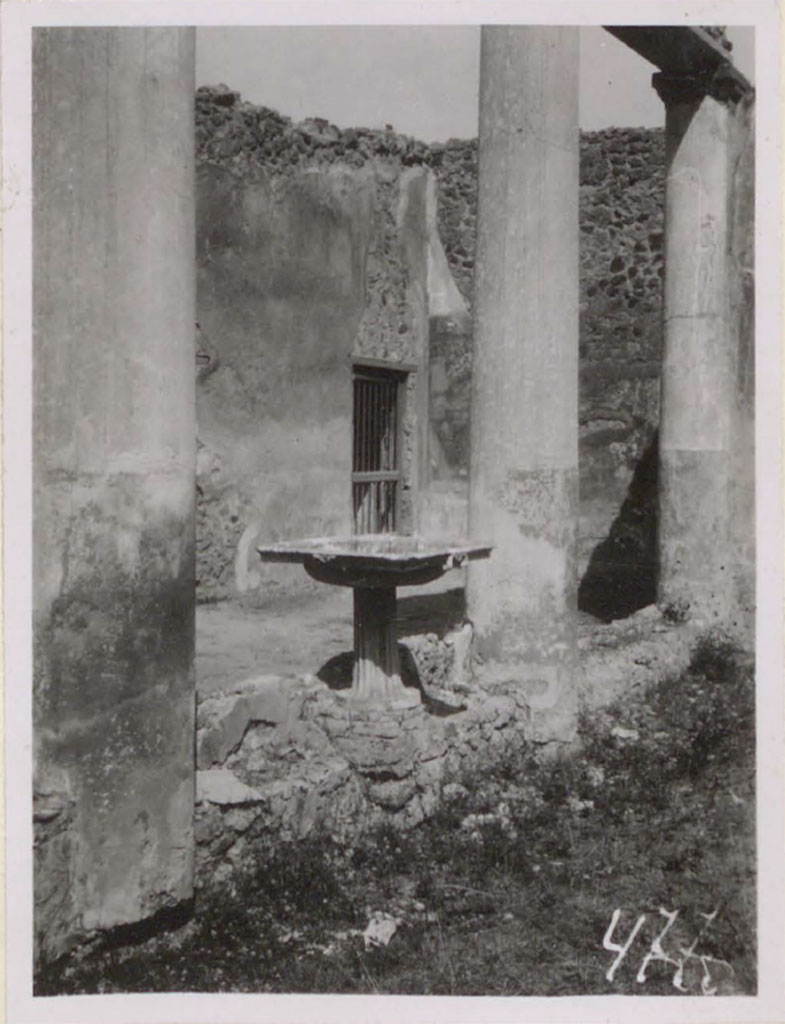 V.1.26 Pompeii. Pre-1943.
Room L, looking north-west towards marble basin on north portico of peristyle, and doorway to room “q”, at rear.
See Warscher, T. 1942. Catalogo illustrato degli affreschi del Museo Nazionale di Napoli. Sala LXXXII. Vol.4. Rome, Swedish Institute, p.67, no.14.