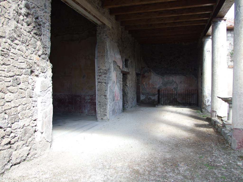 V.1.26 Pompeii. March 2009. Room L,  looking east along north portico, with large entrance to triclinium.
The following inscription was read scratched on the wall to the right of the large room near the peristyle:
Quis amat valeat. Pereat qui nescit amare bis tanto pereat, quisquis amare vetat. [CIL IV 4091]
According to Cooley, this means:
Whoever loves, let him flourish.
Let him perish who knows not love.
Let him perish twice over whoever forbids love.
See Cooley, A. and M.G.L., 2004. Pompeii: A Sourcebook. London: Routledge. (p.73)
