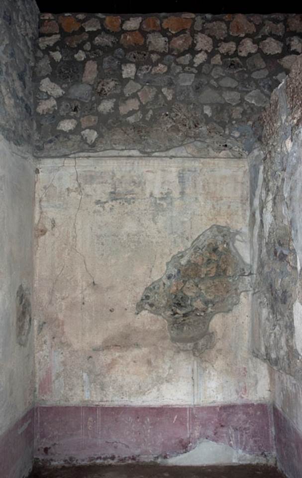 V.1.26 Pompeii. c.2003-2007.
Room “p”, north wall at west end. Photo by Hans Thorwid.
Photo courtesy of The Swedish Pompeii Project.
