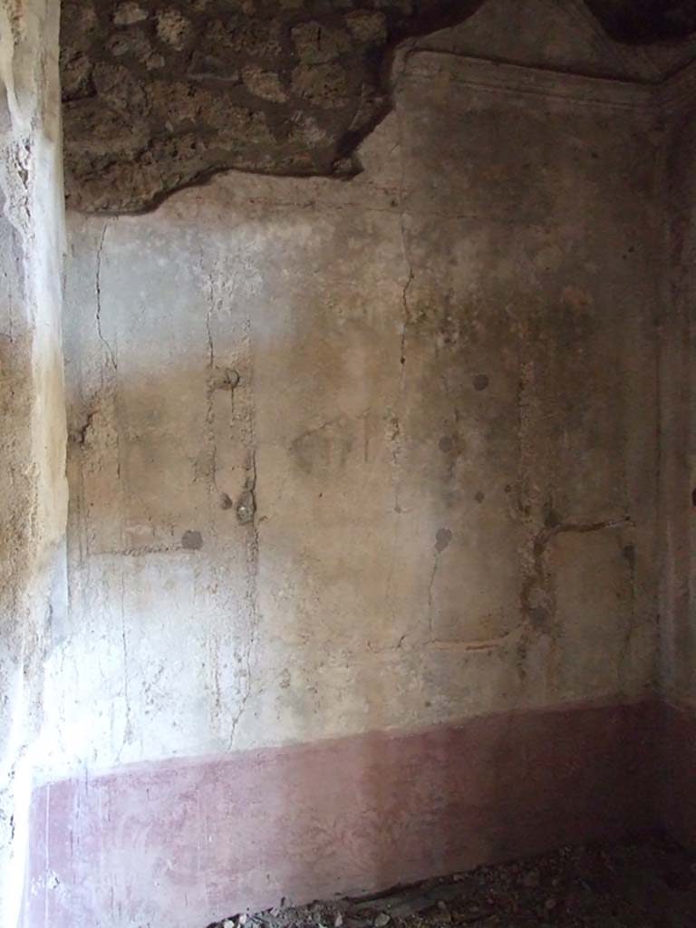 V.1.26 Pompeii. March 2009. Room "p", recess in east wall.
According to PPM –
Dionysus, standing, holding a thyrsus, was seen in the central panel of the alcove against the east wall.
See Carratelli, G. P., 1990-2003. Pompei: Pitture e Mosaici: Vol. III. Roma: Istituto della enciclopedia italiana, (p. 614 no.83).
According to Sogliano –
Dioniso in piedi col tirso nella destra, vestito di clamide pavonazza. (Bull.Inst, 1876, p.229)
(Standing Dionysus, with thyrsus in the right hand, dressed in a purple cloak).
See Sogliano, A., 1879. Le pitture murali campane scoverte negli anni 1867-79. Napoli: Giannini, (p.38, no.158).
Kuivalainen describes “a standing youth with a thyrsus in his right hand, a violet cloak on his left arm”.
In his comments – he says – The picture of Bacchus is located in a niche for a bed, which is rare”.
See Kuivalainen, I., 2021. The Portrayal of Pompeian Bacchus. Commentationes Humanarum Litterarum 140. Helsinki: Finnish Society of Sciences and Letters, p.96, B3.