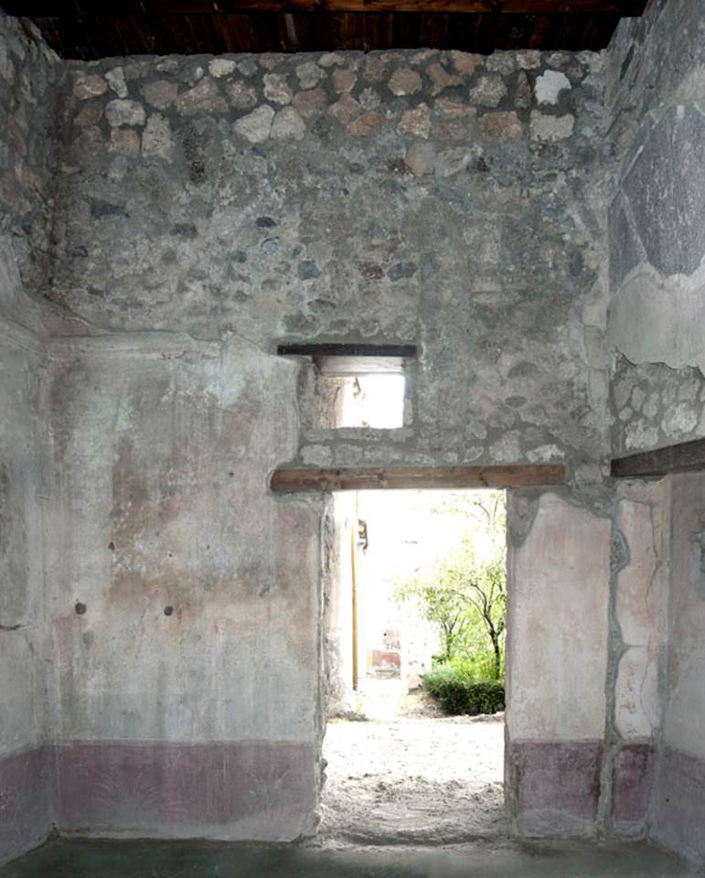 V.1.26 Pompeii. c.2003-2007.
Room “p”, south wall with doorway to north portico. Photo by Hans Thorwid.
Photo courtesy of The Swedish Pompeii Project.