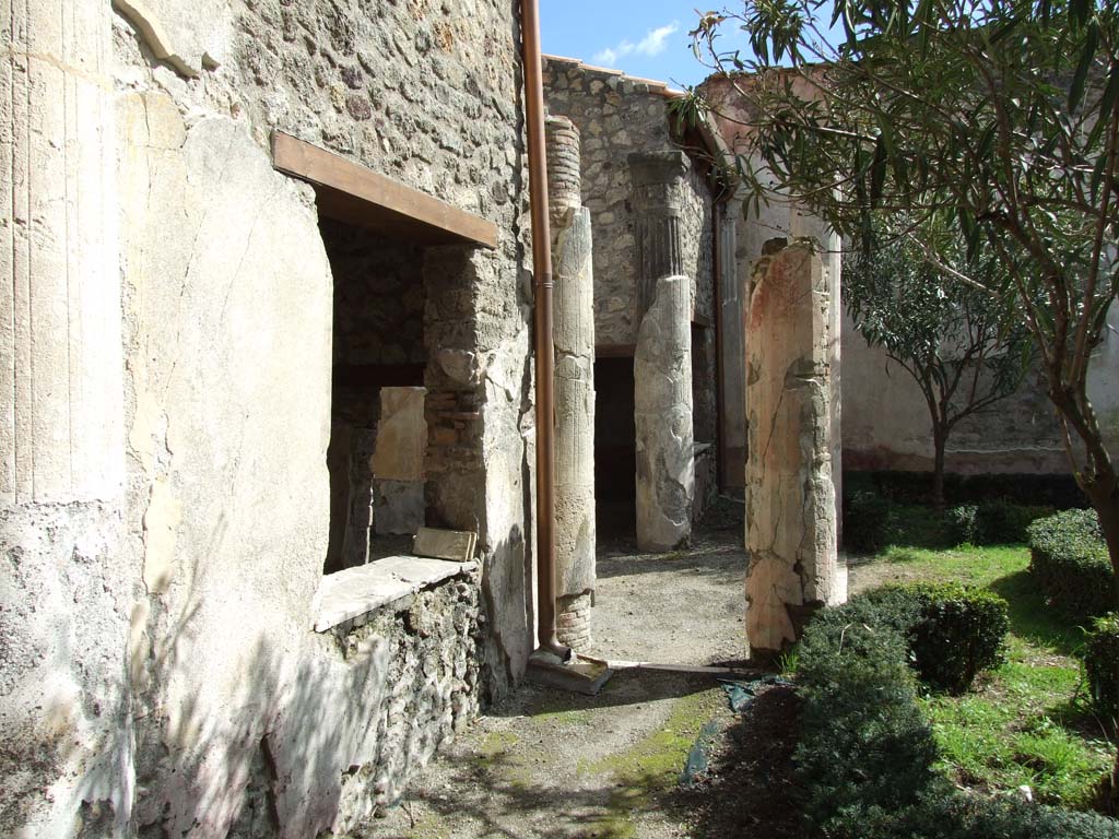 V.1.26 Pompeii. March 2009. Room L, looking south across east side of peristyle.
The large exedra “r” has a column on either side of the entrance.