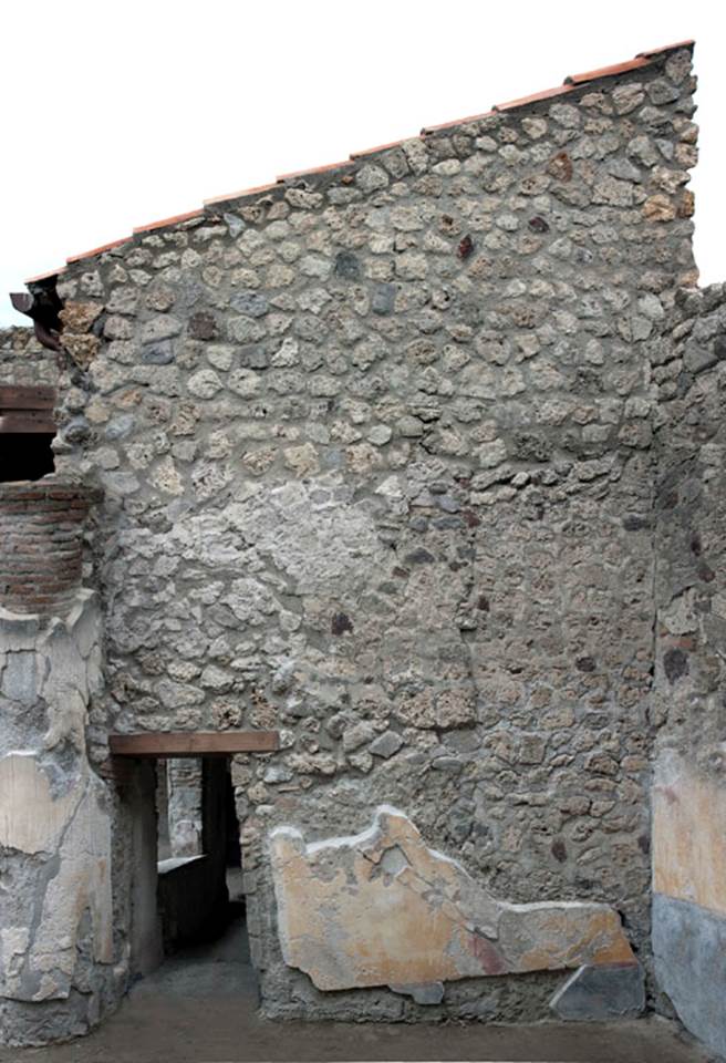 V.1.26 Pompeii. 2012? - post 2008 when room “s” was roofed.
Room “r”, 21, north wall with doorway into room “s”. Photo by Hans Thorwid.
Photo courtesy of The Swedish Pompeii Project.
