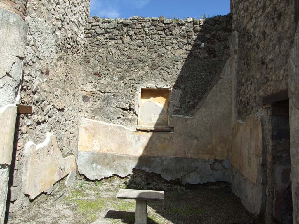 V.1.26 Pompeii. March 2009. Room “r”, east wall with niche in exedra.
