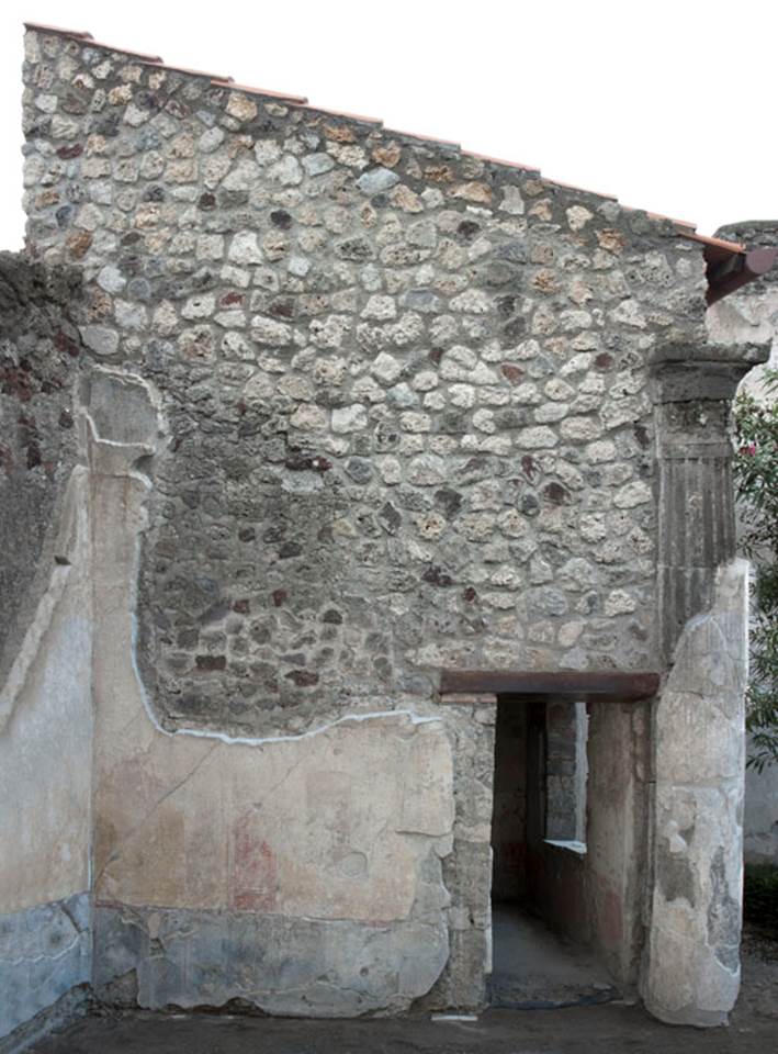 V.1.26 Pompeii. 2012. Room “r”, south wall with doorway to room “t”. Photo by Hans Thorwid.
Photo courtesy of The Swedish Pompeii Project.
