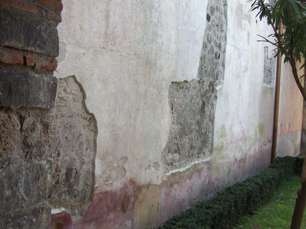 V.1.26 Pompeii. March 2009. Room L, south wall of garden peristyle, which used to be decorated with a large animal painting in the centre.
Nothing now survives, other than a description by Mau.
See Mau, Bullettino dell’Instituto di Corrispondenza Archeologica (DAIR), 1876, p.231-232.
A garden painting was on either side.
