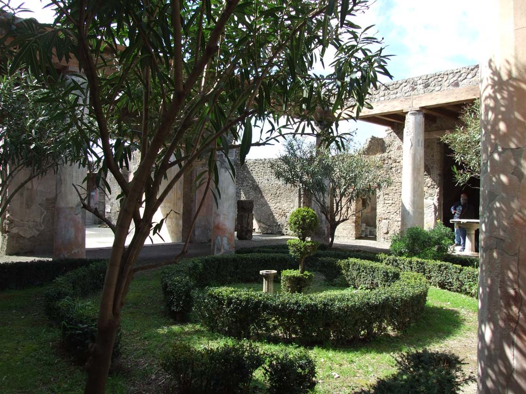 V.1.26 Pompeii. March 2009. Room L, looking north-west across peristyle garden.
.