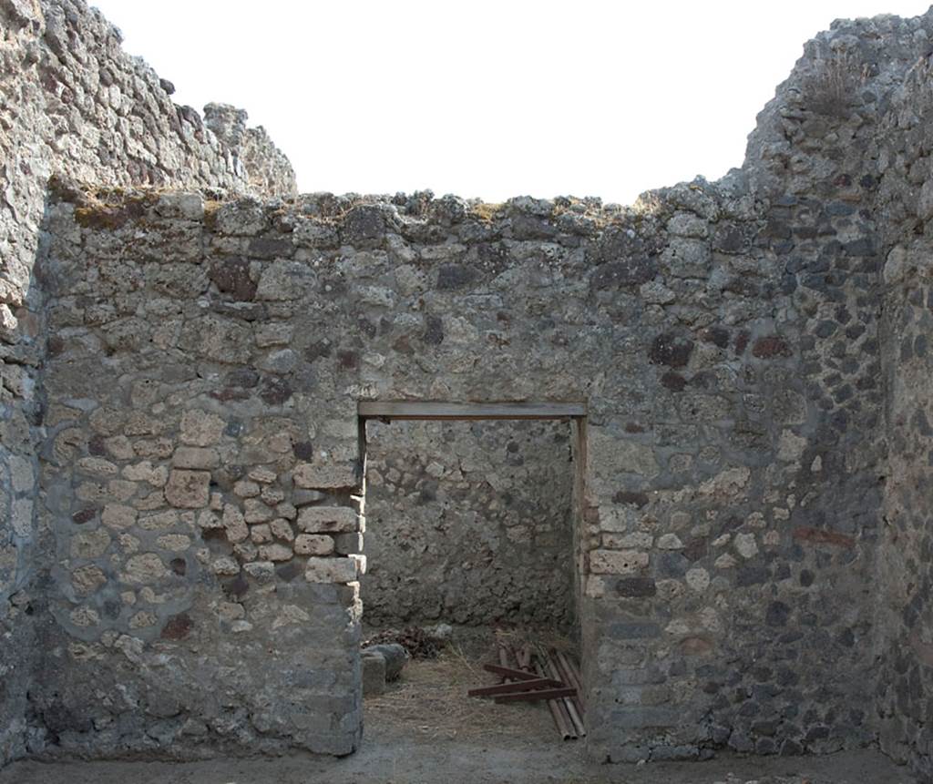 V.1.28 Pompeii. c.2008-10.  
South wall of atrium/room “b”, with doorway to room “f”. Photo by Hans Thorwid.
Photo courtesy of The Swedish Pompeii Project.
