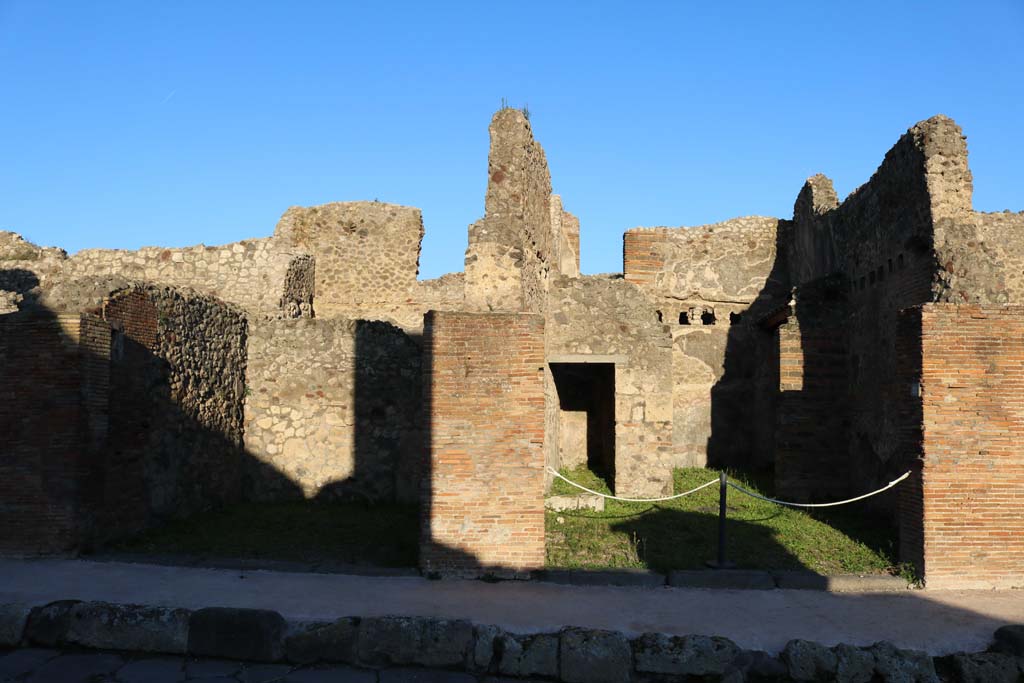 V.1.31 Pompeii, on right. December 2018. Entrance doorway on Via del Vesuvio, with V.1.30, on left. Photo courtesy of Aude Durand.