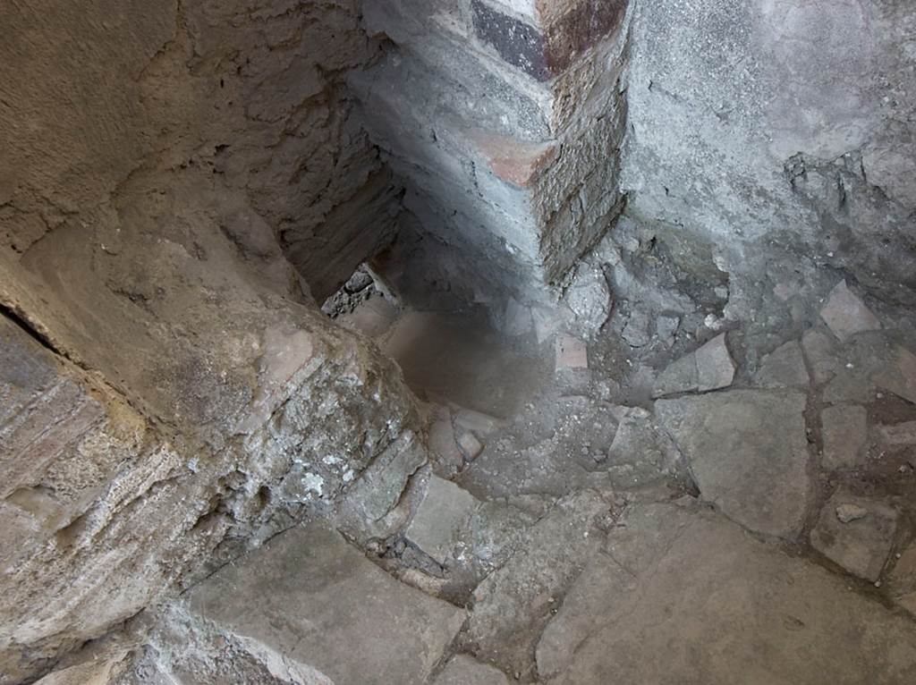 V.1.31 Pompeii. c.2010. Room 3, vaulted latrine. Photo by Hans Thorwid.
“The bottom part of the latrine”.
Photo and words courtesy of The Swedish Pompeii Project.