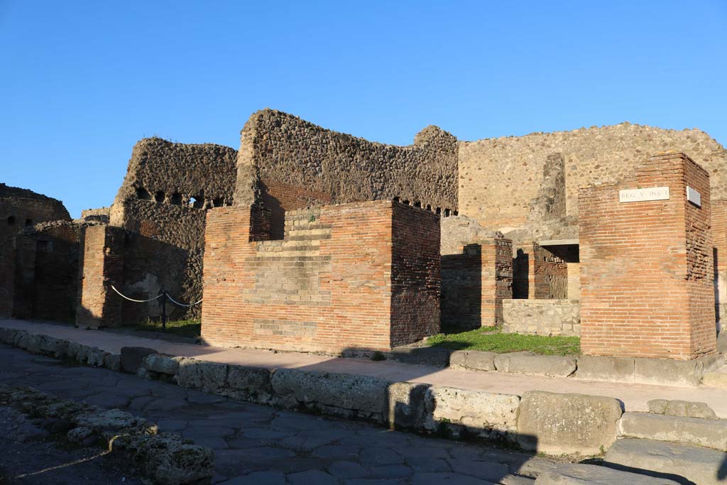 V.1.32 Pompeii, on right. December 2018.
Looking north-east to entrance doorways on Via del Vesuvio. V.1.30, on left and V.1.31, left of centre. Photo courtesy of Aude Durand.