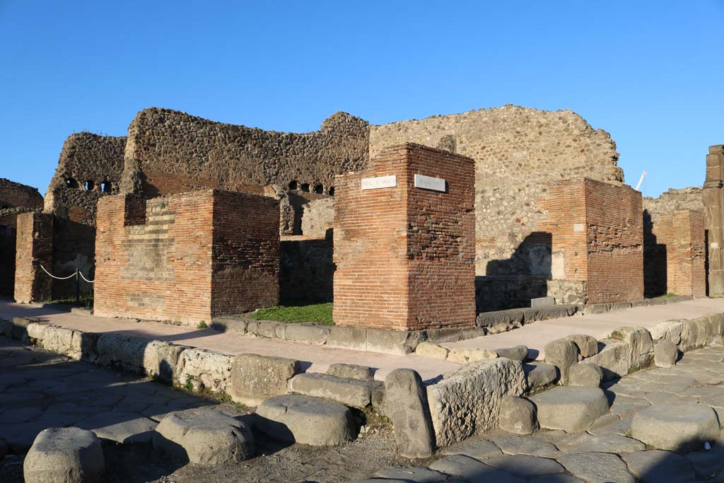V.1.32 Pompeii, left of centre. December 2018. Looking north-east to entrance doorway on Via del Vesuvio.
The linked doorway at V.1.1 can be seen on the right of centre, at the junction with Via di Nola. Photo courtesy of Aude Durand.