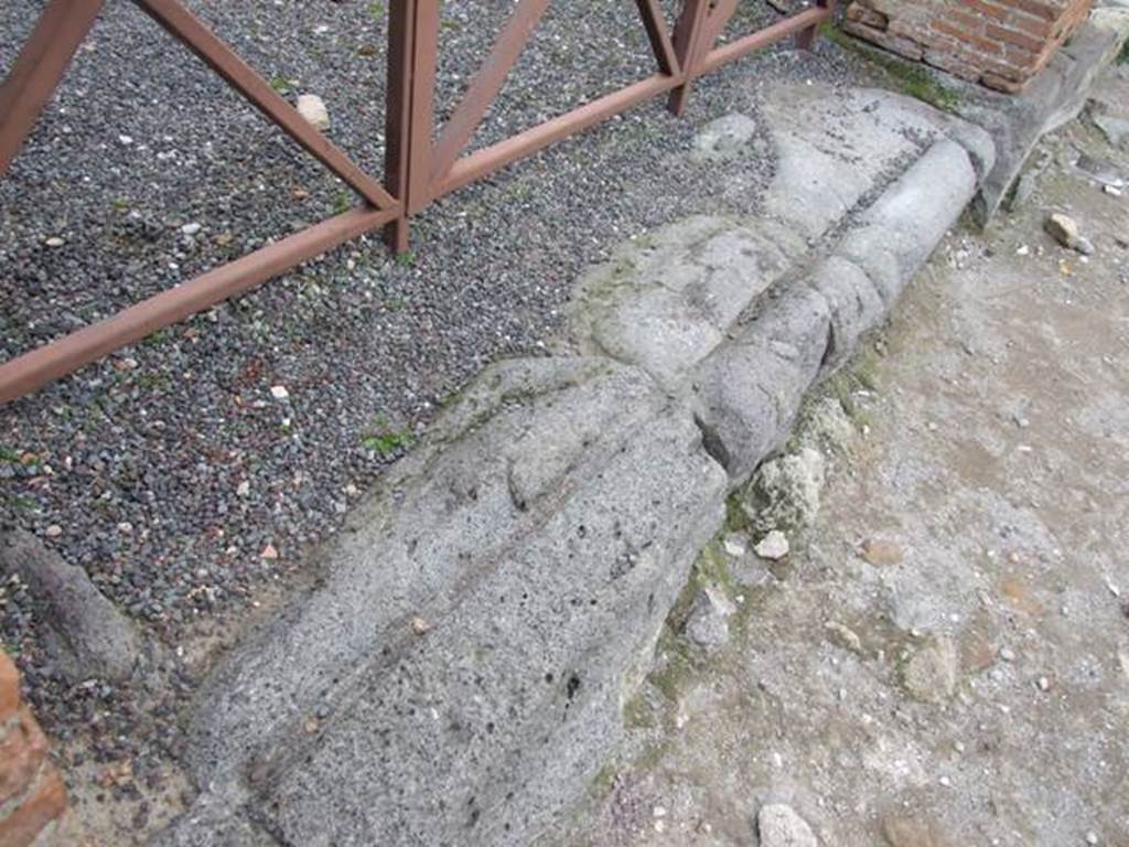 V.1.32 Pompeii. December 2007. Sill.