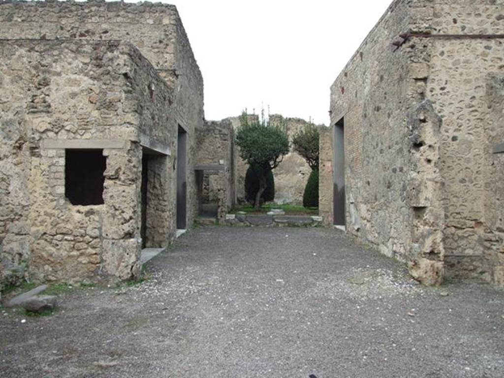 V.2.1 Pompeii.  December 2007.  Looking north across the open Tablinum towards the garden area from the Atrium 

