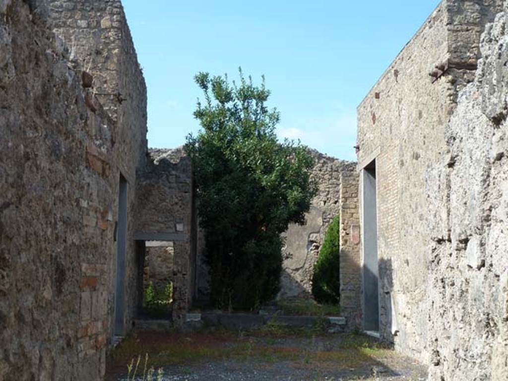 V.2.1 Pompeii. September 2015. Looking north from the tablinum.
