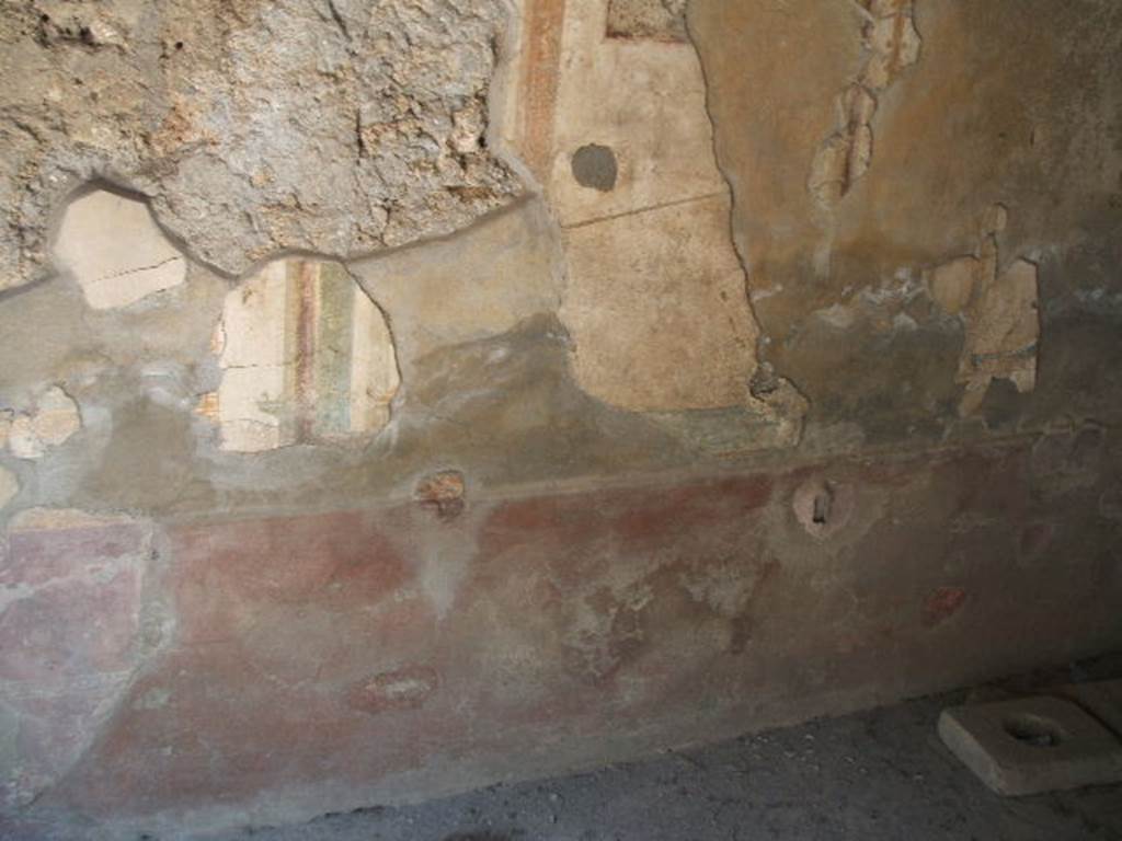 V.2.1 Pompeii.  May 2005.  Room 8,  South wall.