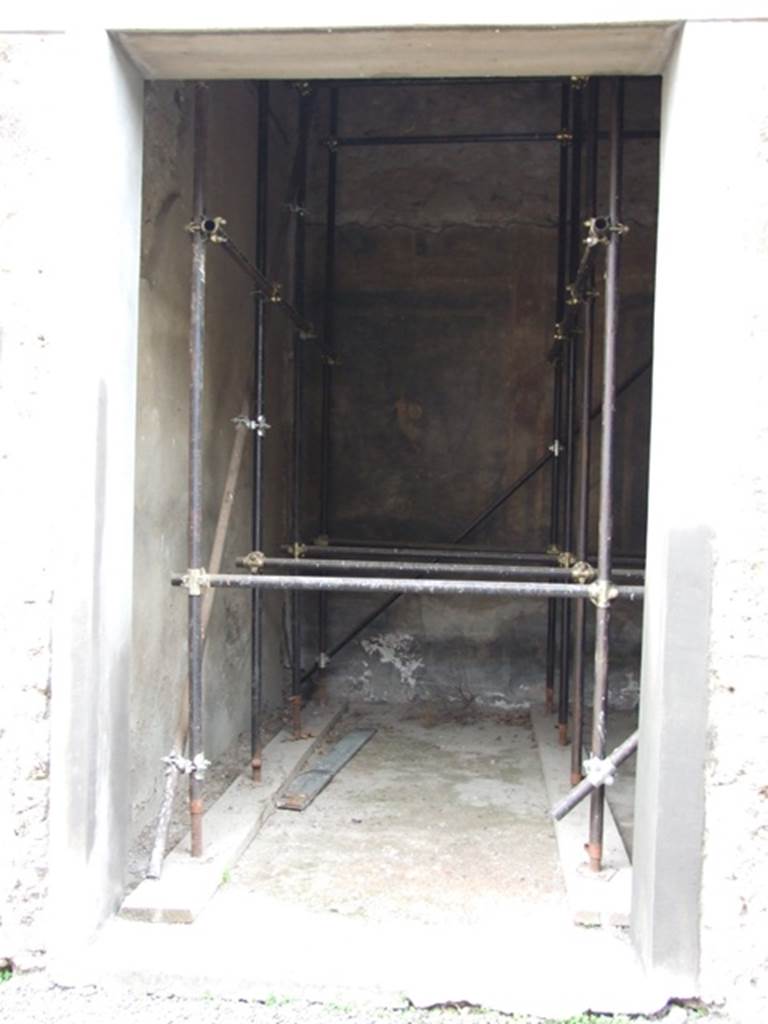 V.2.1 Pompeii.  December 2007.  Doorway to Room 9.