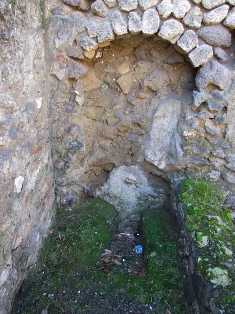 V.2.1 Pompeii. March 2009. Room 11, Latrine.