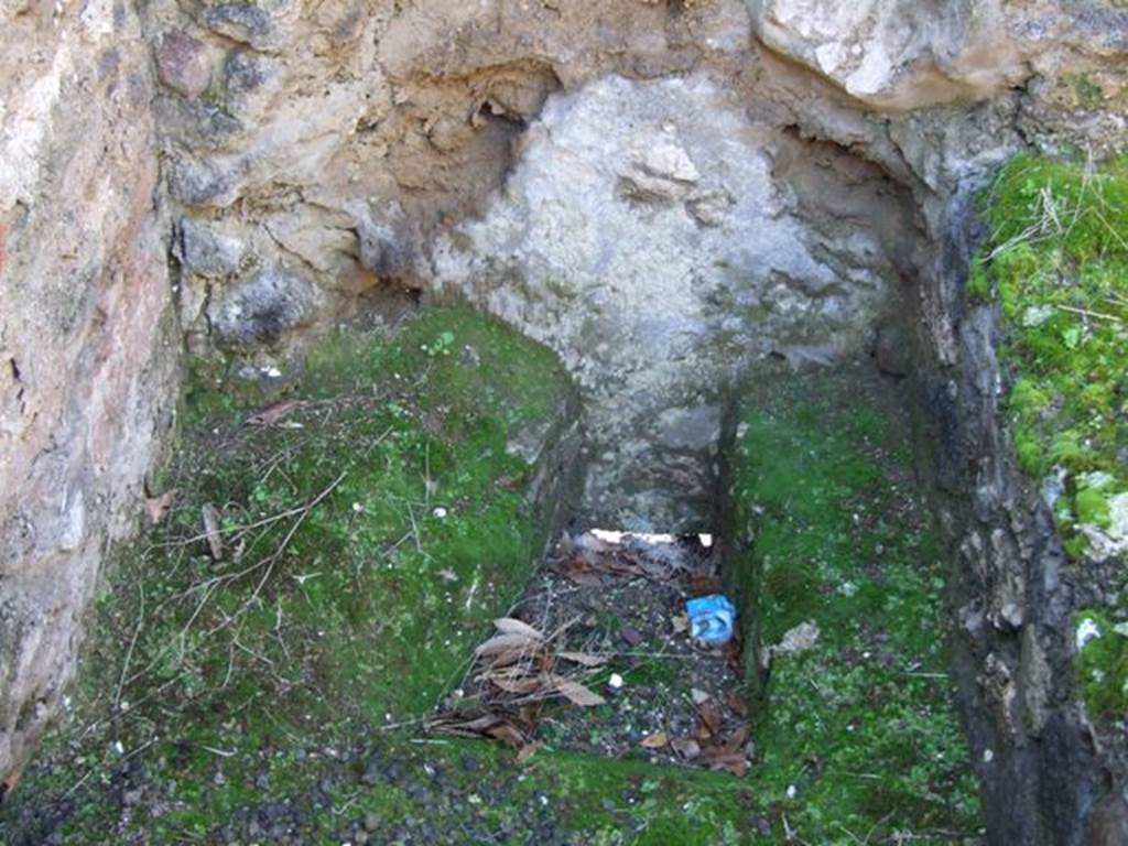 V.2.1 Pompeii. March 2009. Room 11, Latrine.