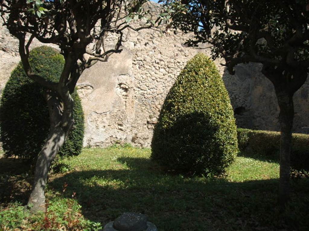 V.2.1 Pompeii. May 2005. Room 14, Garden area.