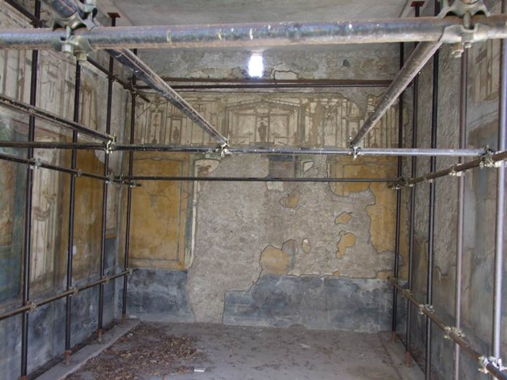 V.2.1 Pompeii. March 2009. Room 15, triclinium, looking south. On this wall was a painting of Ariadne abandoned by Theseus. See Bragantini, de Vos, Badoni, 1983. Pitture e Pavimenti di Pompei, Parte 2. Rome: ICCD. (p. 57).