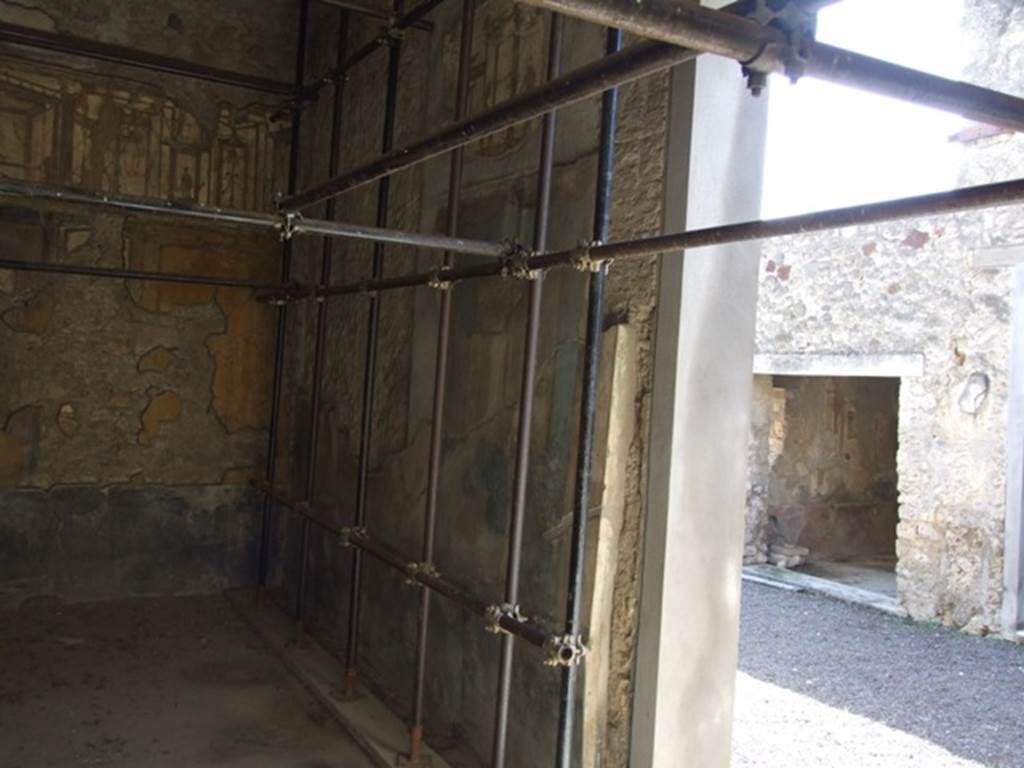 V.2.1 Pompeii. March 2009. Room 15, West wall and doorway to Tablinum.