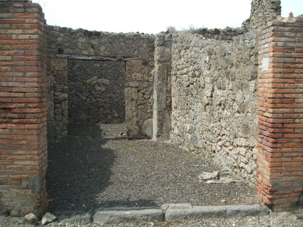 V.2.2 Pompeii. May 2005. Entrance. Looking north.