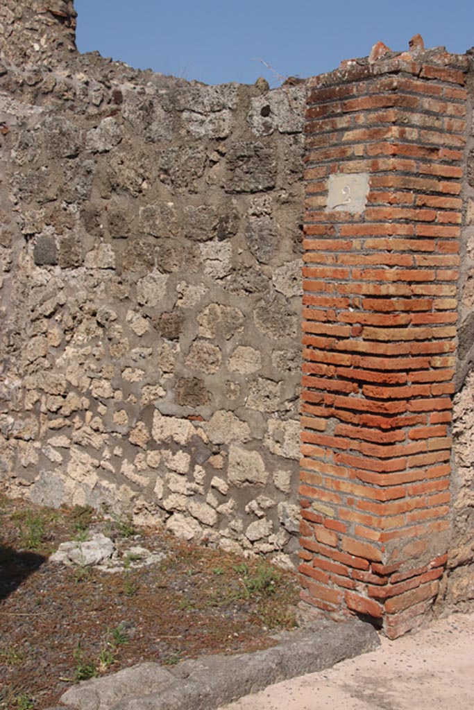 V.2.2 Pompeii. October 2023.
East side of entrance doorway, and doorway threshold. Photo courtesy of Klaus Heese.