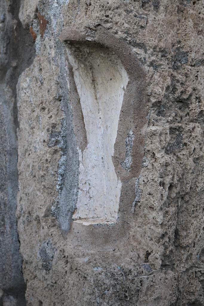 V.2.3 Pompeii. December 2018.
East side of staircase, detail of remains of plaster. Photo courtesy of Aude Durand.