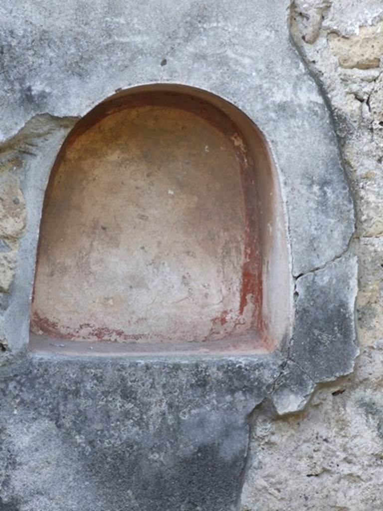 V.2.4 Pompeii. December 2007. Niche on west wall of peristyle. According to Boyce, in the west wall of the peristyle, in the centre of the space beneath the front portico, was an arched niche. It was coated with white stucco like the walls of the room, except that the floor and the corners were red.
See Boyce G. K., 1937. Corpus of the Lararia of Pompeii. Rome: MAAR 14. (p.34, no.87)