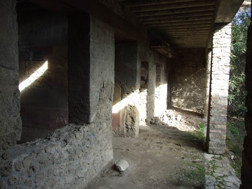 V.2.4 Pompeii. December 2007. Looking east along north side of peristyle towards the window and door of the triclinium. According to Della Corte written in the portico outside the triclinium were many graffiti, acknowledging L. Quintilius Crescens, leader of a merry group of fullones.
Having become extremely drunk from the good wine, they proceeded to make a series of enthusiastic written salutations. See Della Corte, M., 1965.  Case ed Abitanti di Pompei. Napoli: Fausto Fiorentino. (p.129)
See Jashemski, W. F., 1993. The Gardens of Pompeii, Volume II: Appendices. New York: Caratzas. (p.110-11)
According to Epigraphik-Datenbank Clauss/Slaby (See www.manfredclauss.de), these read as -
Fullo 
Cresce(n)s 
coponi sal(utem)    [CIL IV 4100]
Cresce(n)s fullonibus salutem 
hic et ubiq(ue)         [CIL IV 4120] 
Cresces fullonibus et ululae suae sal(utem) 
/ 
ulula est                    [CIL IV 4118]
Fullo 
Cresce(n)s 
Pompeianis 
salutem                     [CIL IV 4102]
Fullo 
Cresce(n)ss 
Salinesibus 
salute(m)                   [CIL IV 4106]
Fullo 
Cresce(n)s 
Stabianis 
salute(m)                   [CIL IV 4109]
Fullo /
Cresce(n)s 
S<o=V>rentinis 
salutem                      [CIL IV 4103]
Fullo 
L(ucius) Quintilius
Cresce(n)s hic 
regnatus est              [CIL IV 4107] 
Cresces fullonibus 
ullulaq(u)e canont    [CIL IV 4112]
