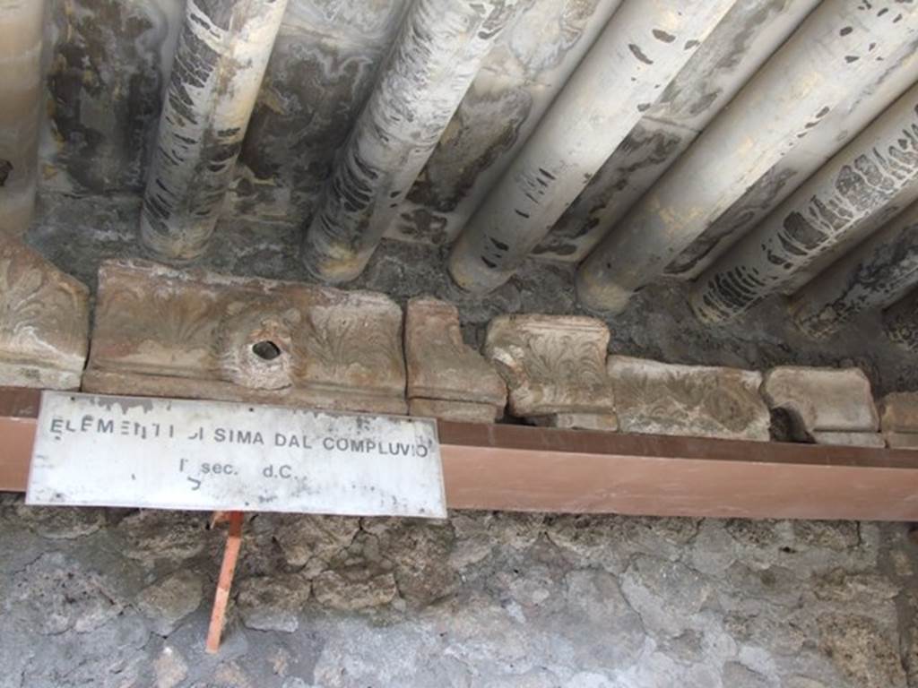 V.2.4 Pompeii. December 2007. Spouts on a shelf in peristyle 13.
Label says “Elementi di sima dal compluvio”, “Parts of the moulding around the compluvium”.