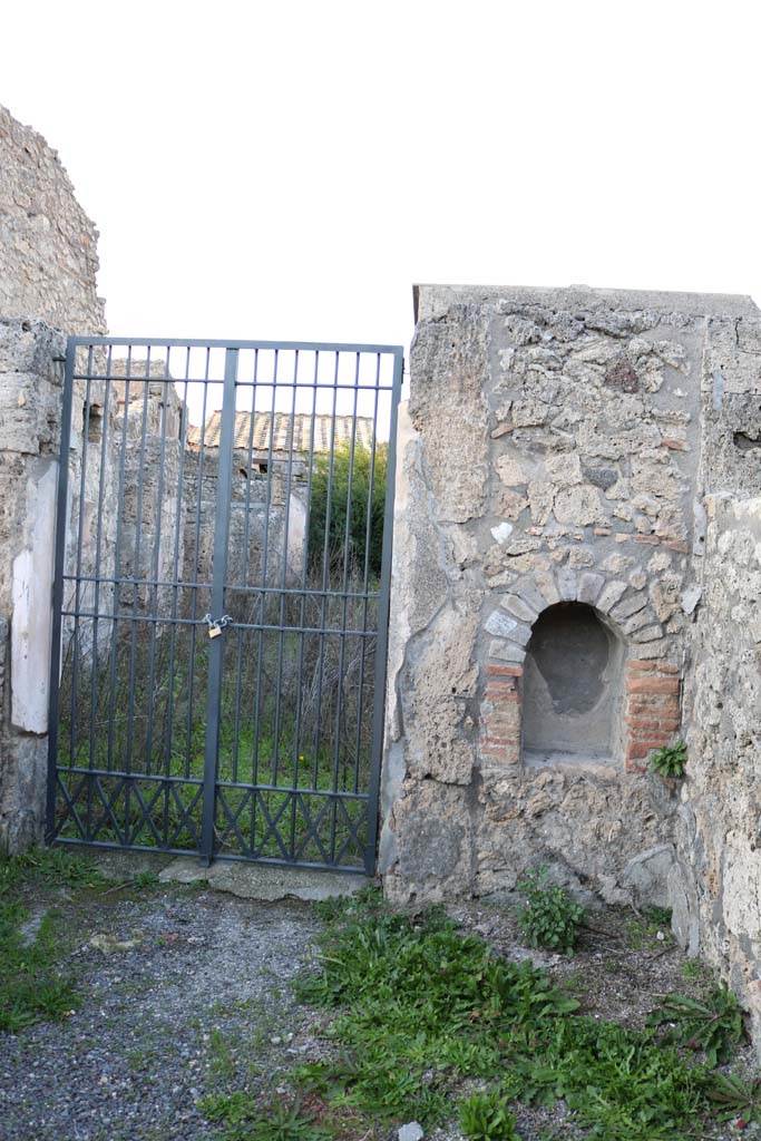 V.2.4, Pompeii. December 2018.
Looking north to doorway with arched niche on east side. Photo courtesy of Aude Durand.