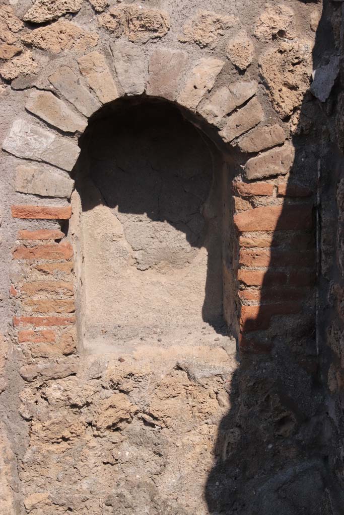 V.2.4, Pompeii. September 2021.
Detail of arched niche on east side of doorway. Photo courtesy of Klaus Heese.