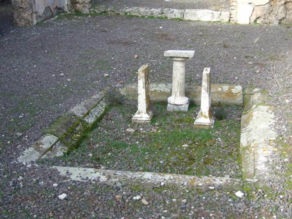 V.2.4 Pompeii. December 2007. Impluvium in atrium.