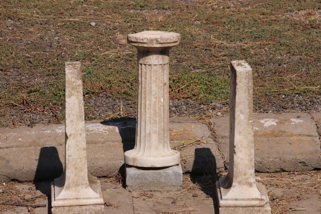 V.2.4 Pompeii. September 2021. Detail from impluvium in atrium. Photo courtesy of Klaus Heese.
According to PPM –
“Found in the impluvium was a pilaster supporting a statuette of a bathing Venus, preceded by a rectangular marble basin which was found in fragments, of which only the supports remain: on the edge in the north-west corner there was a a single fluted white marble leg, a support of a round table: at the south-east of the same, recessed into the floor, was the cistern mouth of a terracotta puteal of the underlying cistern.”
See Carratelli, G. P., 1990-2003. Pompei: Pitture e Mosaici, Vol. III. Roma: Istituto della enciclopedia italiana, (p. 799).