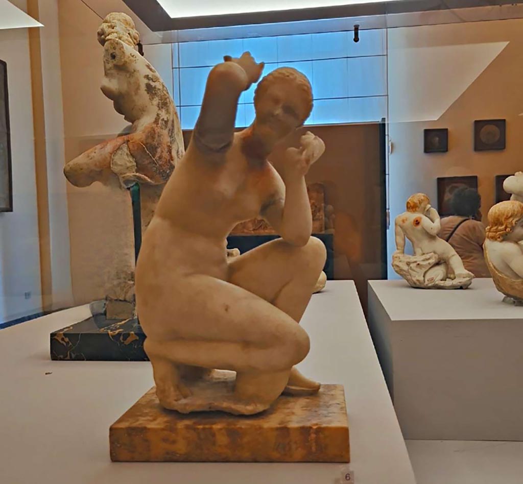V.2.4 Pompeii. October 2023. Marble statuette of a crouching Venus. Photo courtesy of Giuseppe Ciaramella.
On display in “L’altra MANN” exhibition, October 2023, at Naples Archaeological Museum, inv. 114536.
According to Carrella -
The statue of the crouching Venus was found in fragments in the impluvium of the atrium, on 6th February 1884.
See Marmora Pompeiana nel Museo Archeologico Nazionale di Napoli: Studi della SAP 26, (p.75, B11).