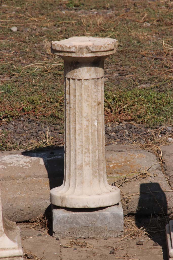 V.2.4 Pompeii. September 2021.
White marble leg support, detail from impluvium in atrium. Photo courtesy of Klaus Heese.