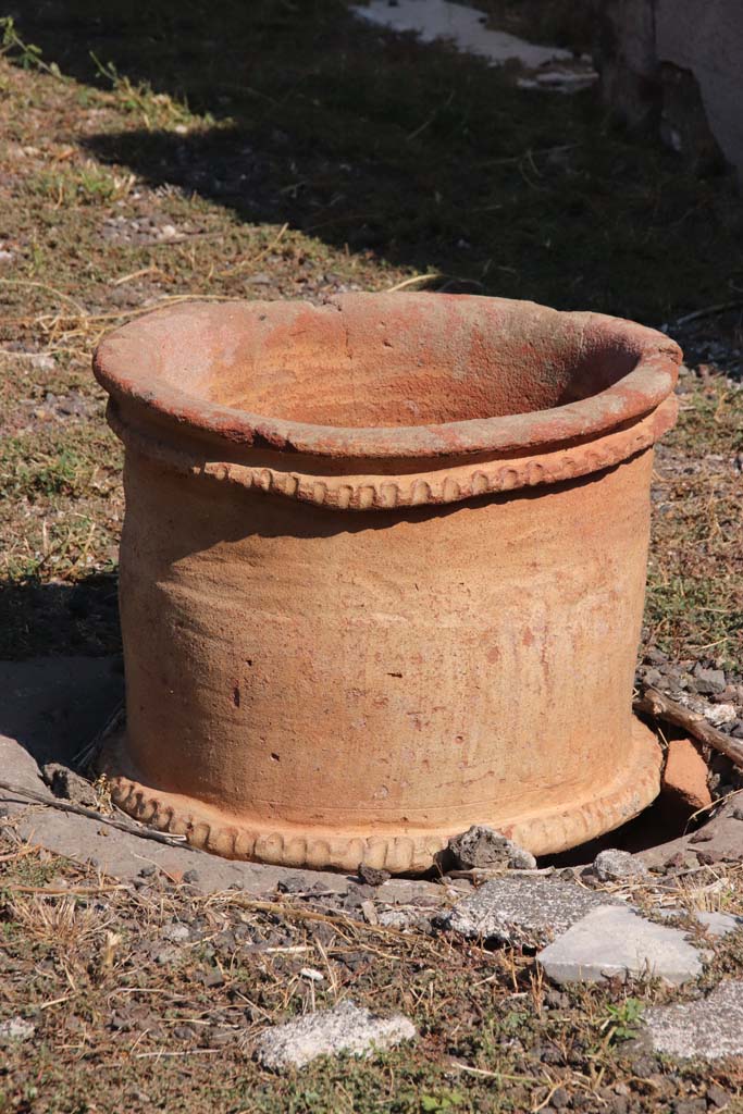 V.2.4 Pompeii. September 2021.
Terracotta puteal on east side of atrium, south-east of impluvium. Photo courtesy of Klaus Heese.