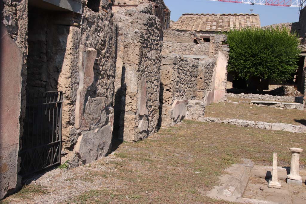 V.2.4 Pompeii. September 2021.
Looking north-west towards west side of atrium, with doorways to rooms 2, 3, 4 and 5. Photo courtesy of Klaus Heese.
