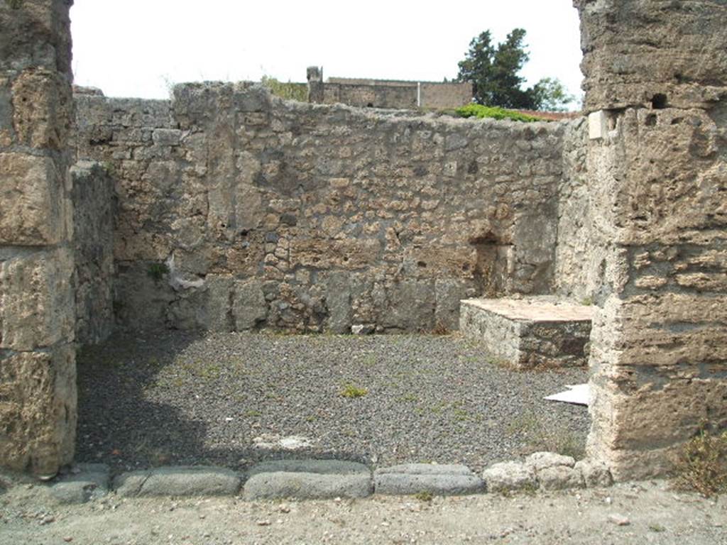 V.2.5 Pompeii. May 2005. Entrance.