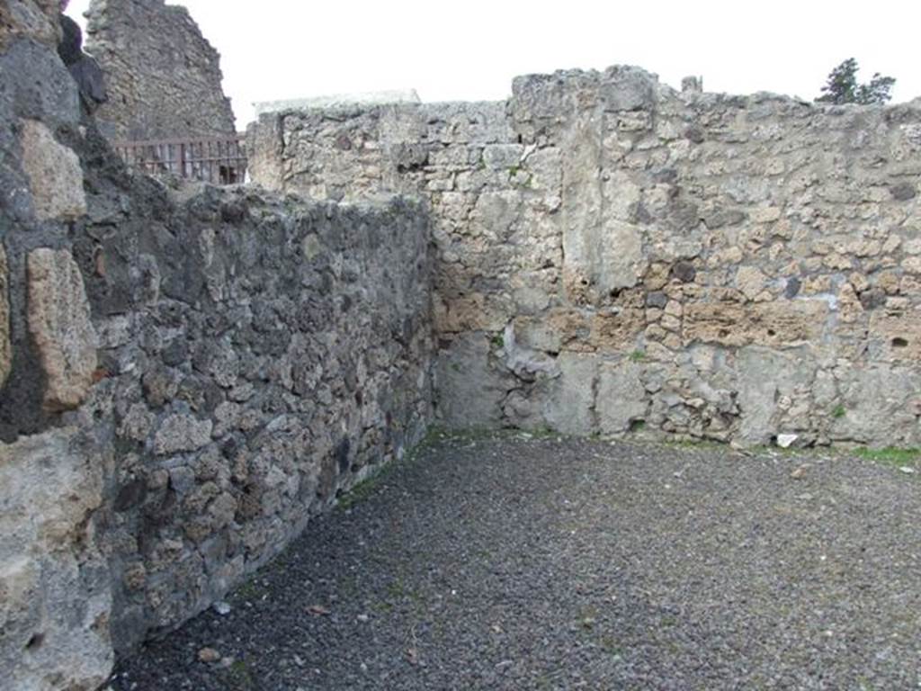 V.2.5 Pompeii. March 2009. West side of shop.