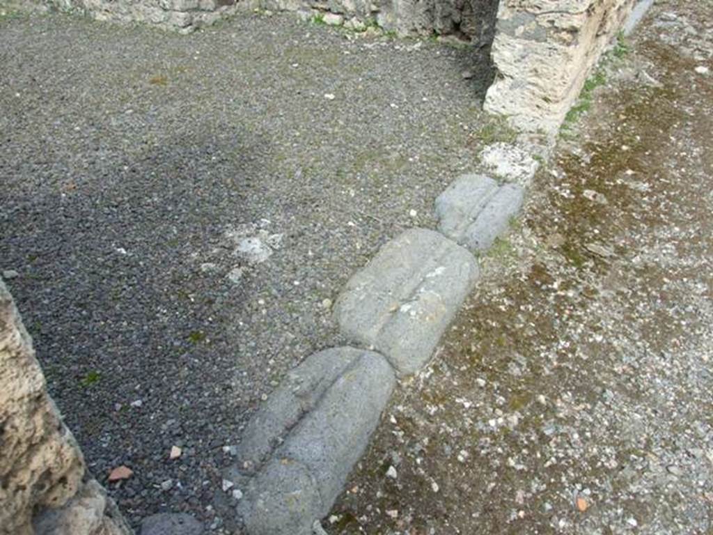 V.2.5 Pompeii. March 2009. Sill or threshold.
