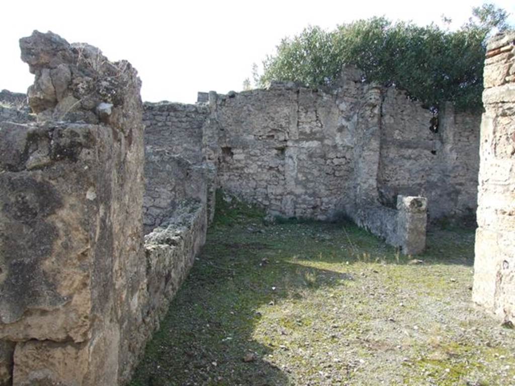 V.2.7 Pompeii. December 2007.
Room 10, looking west along rear window of triclinium/tablinum, on left, towards a “living room”, overlooking the garden area, on right.
In the south-west corner, a pile of lime was found.