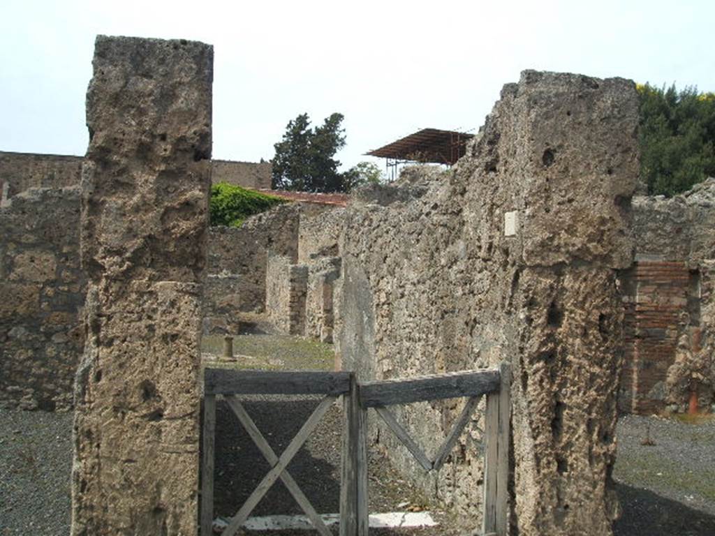 V.2.7 Pompeii. May 2005.
Entrance doorway to a small vestibule, leading into a long entrance corridor which led into the wide atrium with impluvium.