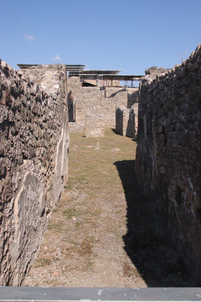 V.2.7 Pompeii. September 2021.
Looking north from entrance corridor or fauces, across atrium. Photo courtesy of Klaus Heese.