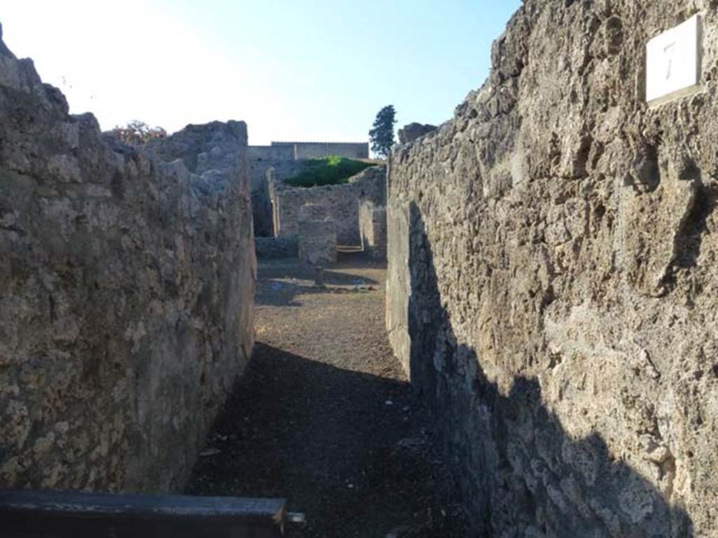 V.2.7 Pompeii. June 2012.
Looking north from entrance corridor or fauces, across atrium around which were cubicula and the ala. Photo courtesy of Michael Binns.
