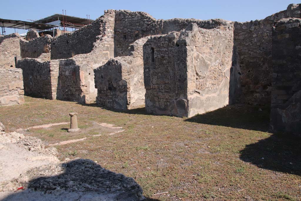 V.2.7 Pompeii. September 2021.
Room 1, east side of atrium, looking north-east across doorways to room 9, the open east ala (on right), doorways to rooms 8 and 7.
Photo courtesy of Klaus Heese.