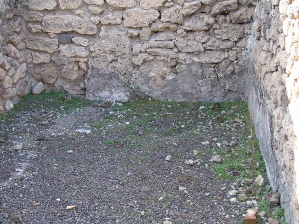 V.2.7 Pompeii. December 2007. Room 2, west ala, from doorway.
According to PPM –
Mau mentioned, but without dwelling on them for any great length (and his are the only remaining descriptions) that rooms 2, 9 and the “living room” end of 10 were all decorated in the “candelabra” style. (Mau, RM 1894, p,39-43).
See Carratelli, G. P., 1990-2003. Pompei: Pitture e Mosaici, III. Roma: Istituto della enciclopedia italiana, (p.825).
Mau wrote –
The alae, (g and h, our rooms 2 and 9) have a simple decoration on a white background, which rather recalls the "candelabra" style contemporary to the Third style.
Standing in the left ala was the capital of a Doric column in tufa, without grooves, whereby in this house there are no columns.
There was also a large weight of lava, elliptical in shape (0.42 long): a similar weight of travertine lies in "k".
(BdI, 1894, p.40).