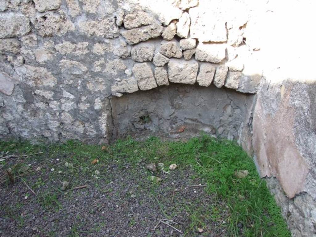 V.2.7 Pompeii. December 2007. Room 4, recess in north wall, in north-east corner.
According to PPM,
Mau thought the function of this room, probably for domestic uses, but could not be accurately specified.
It was doubtful that this recess was for the short side of a bed because the bed would have prevented access through the doorway.
The recess could have been for a small cabinet/piece of furniture ?
See Carratelli, G. P., 1990-2003. Pompei: Pitture e Mosaici, III. Roma: Istituto della enciclopedia italiana, (p.824).